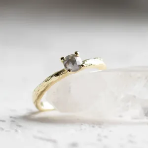 Šikmý detail větvičkového prstenu DREMO a jeho salt and pepper diamantu