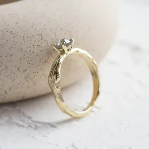 Detailní pohled na větvičkový prsten DREMO se salt and pepper diamantem