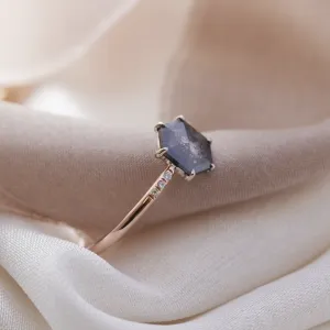 Detailní šikmý pohled na zlatý prsten REVEL s hexagonovým diamantem salt and pepper
