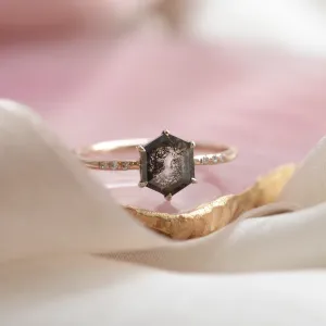 Detailní pohled na zlatý prsten REVEL s hexagonovým diamantem salt and pepper