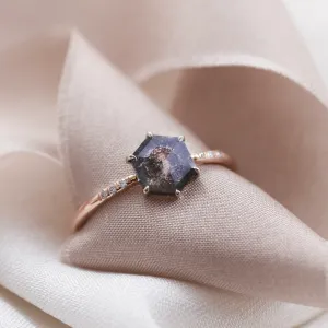 Detailní pohled na hexagonový diamant salt and pepper ve zlatém prstenu REVEL