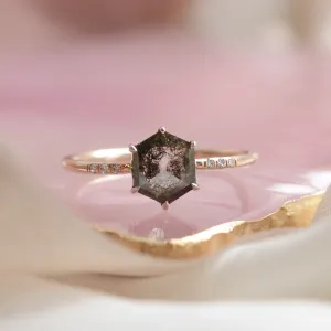 Zlatý prsten REVEL s hexagonovým diamantem salt and pepper