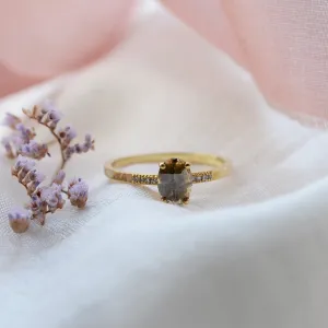 Zlatý prsten BROOKE s oválným diamantem typu salt and pepper a postranními diamanty
