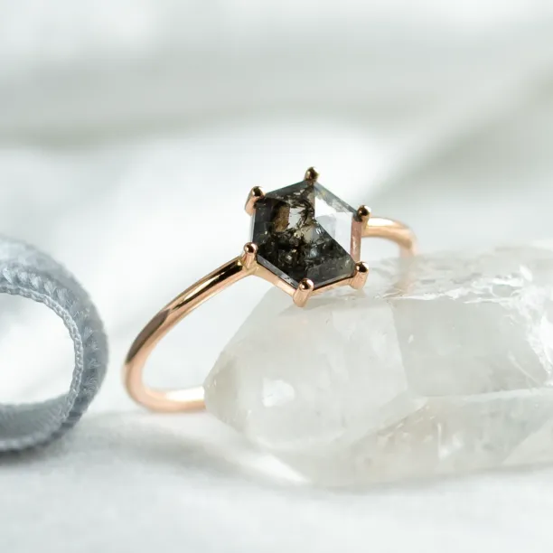 Detailní šikmý pohled na prsten SIXTA s diamantem salt and pepper ve tvaru hexagonu