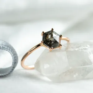 Detailní šikmý pohled na prsten SIXTA s diamantem salt and pepper ve tvaru hexagonu