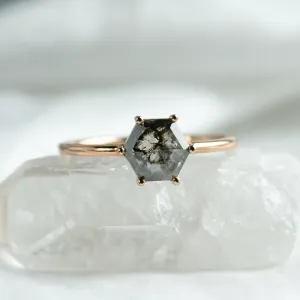 Detailní pohled na prsten SIXTA s diamantem salt and pepper ve tvaru hexagonu