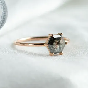 Šikmý pohled na prsten SIXTA s diamantem salt and pepper ve tvaru hexagonu