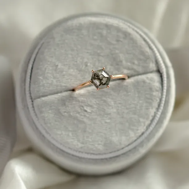 Pohled shora na prsten SIXTA s diamantem salt and pepper ve tvaru hexagonu