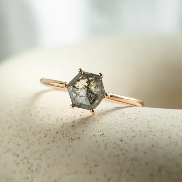Detailní šikmý pohled na minimalistický prsten SIXTA s hexagon salt and pepper diamantem