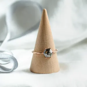 Celkový pohled na minimalistický prsten SIXTA s hexagon salt and pepper diamantem