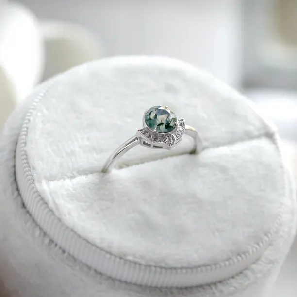 Detailní šikmý pohled na zlatý prsten BILBO s mechovým achátem a diamanty