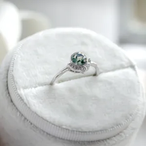 Detailní šikmý pohled na zlatý prsten BILBO s mechovým achátem a diamanty
