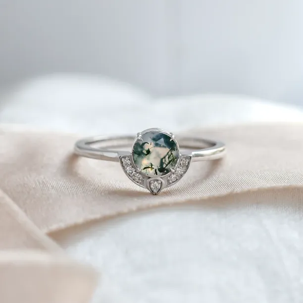 Detailní pohled na zlatý prsten BILBO s mechovým achátem a diamanty