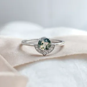 Detailní pohled na zlatý prsten BILBO s mechovým achátem a diamanty