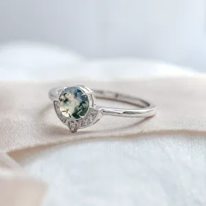Šikmý pohled na zlatý prsten BILBO s mechovým achátem a diamanty