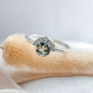 Detail zlatého prstenu BILBO s mechovým achátem a diamanty