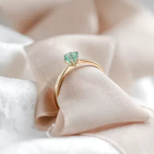 Side detail of the gold engagement ring with emerald JADE
