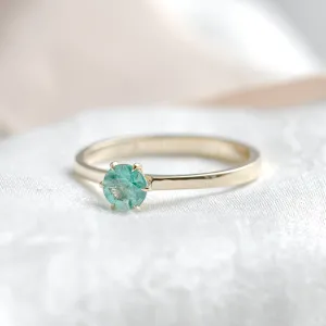 JADE gold engagement ring with emerald, close-up of the gemstone and band