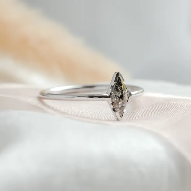 Šikmý pohled na zásnubní prsten BILLY ze 14K zlata se salt and pepper diamantem