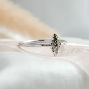 Šikmý pohled na zásnubní prsten BILLY ze 14K zlata se salt and pepper diamantem