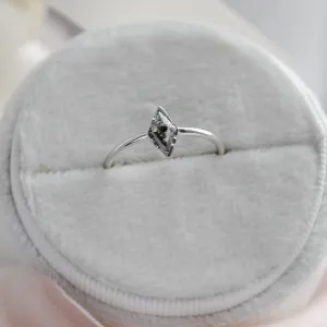Minimalistický zásnubní prsten BILLY se salt and pepper diamantem