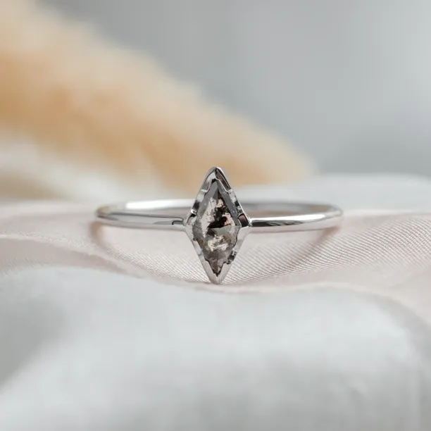 Minimalistický zásnubní prsten BILLY ze 14K zlata se salt and pepper diamantem