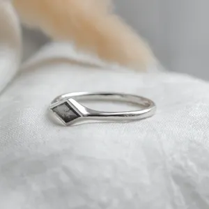 Zlatý prsten s horizontálním kite salt and pepper diamantem SHAFT Thumbnail