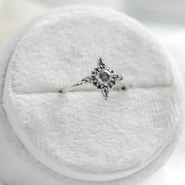 Šikmý pohled na zlatý cluster prsten se salt and pepper diamanty