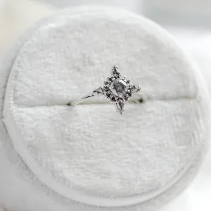 Šikmý pohled na zlatý cluster prsten se salt and pepper diamanty