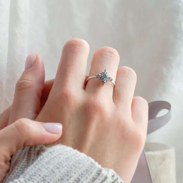 Zlatý cluster prsten se salt and pepper diamanty na prstu
