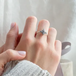 Zlatý cluster prsten se salt and pepper diamanty na prstu