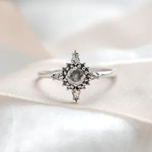 Zlatý cluster prsten se salt and pepper diamanty v čelním pohledu