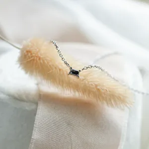 Detailní šikmý pohled na náhrdelník KIEL s baguette salt and pepper diamantem