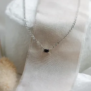 Detailní pohled na náhrdelník KIEL s baguette salt and pepper diamantem