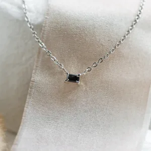 Minimalistický náhrdelník KIEL s baguette salt and pepper diamantem
