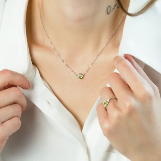 Gold necklace with peridot and diamonds LIME Image