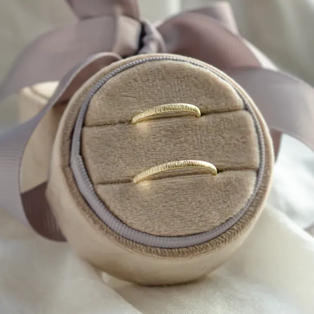 Gold relief wedding rings MIKE Image