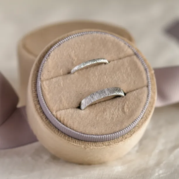Gold relief wedding rings MIKE Image