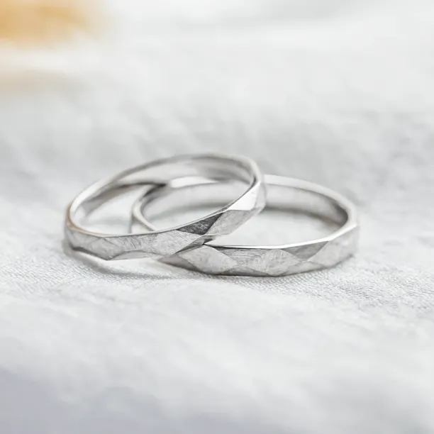 Hammered wedding rings BRITTON Image