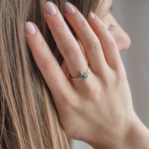 Cluster prsten FERRARA se salt'n'pepper diamanty na ruce