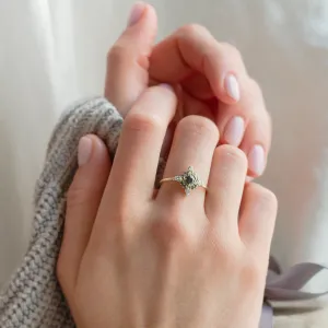 Zásnubní cluster prsten FERRARA se salt'n'pepper diamanty na ruce
