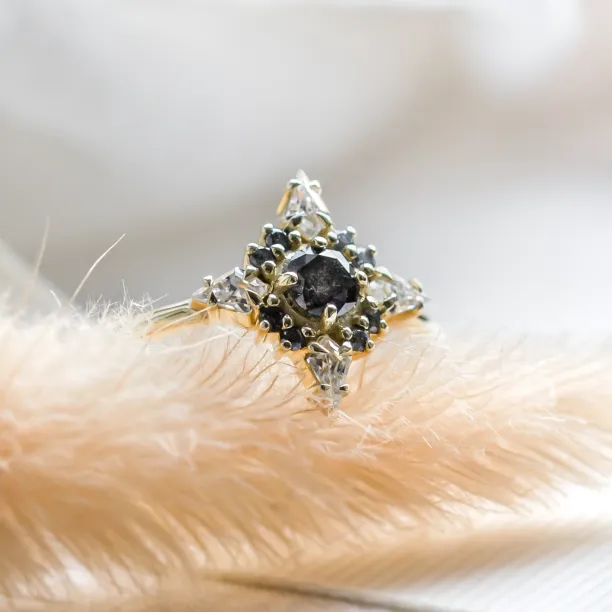 Detail cluster prstenu FERRARA se salt'n'pepper diamanty