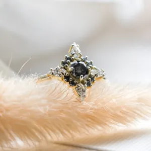 Detail cluster prstenu FERRARA se salt'n'pepper diamanty