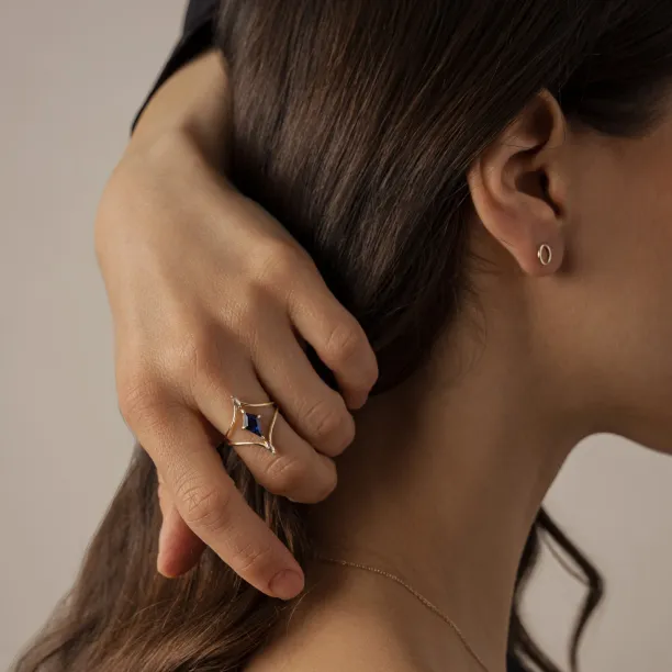 Gold split shank ring with lab grown sapphire ISTRIA Image