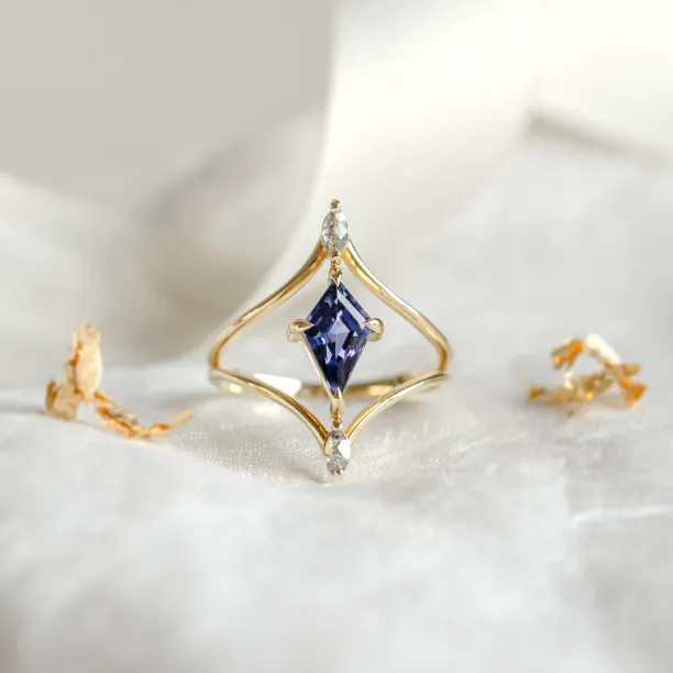 Gold split shank ring with lab grown sapphire ISTRIA Image