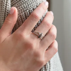 Zásnubní prsten ZEQUIN se salt and pepper diamantem na ruce