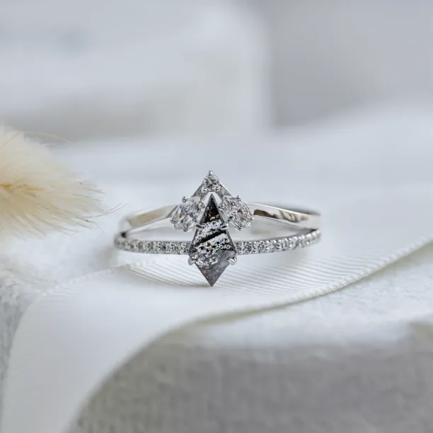 Zlatý set prstenů ZEQUIN se salt and pepper diamantem a moissanity