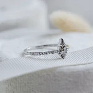 Šikmý pohled na zásnubní prsten ZENITH s kite salt and pepper diamantem