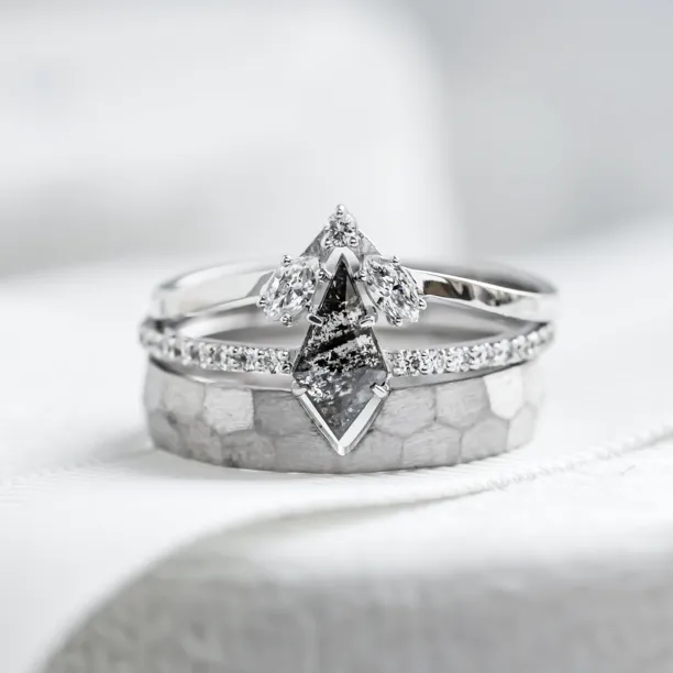 Zásnubní prsten ZENITH s kite salt and pepper diamantem a bočními diamanty
