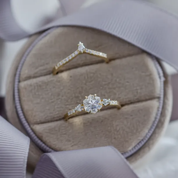 Curved wedding ring with moissanites PARLOR Image